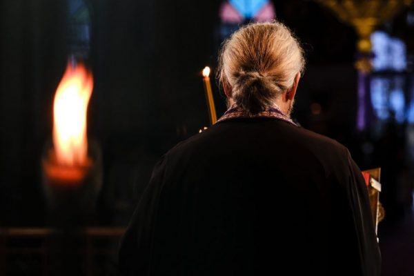 Σοκ στο Αιγάλεω: Ιερέας γρονθοκόπησε εργάτη μέσα σε εκκλησία