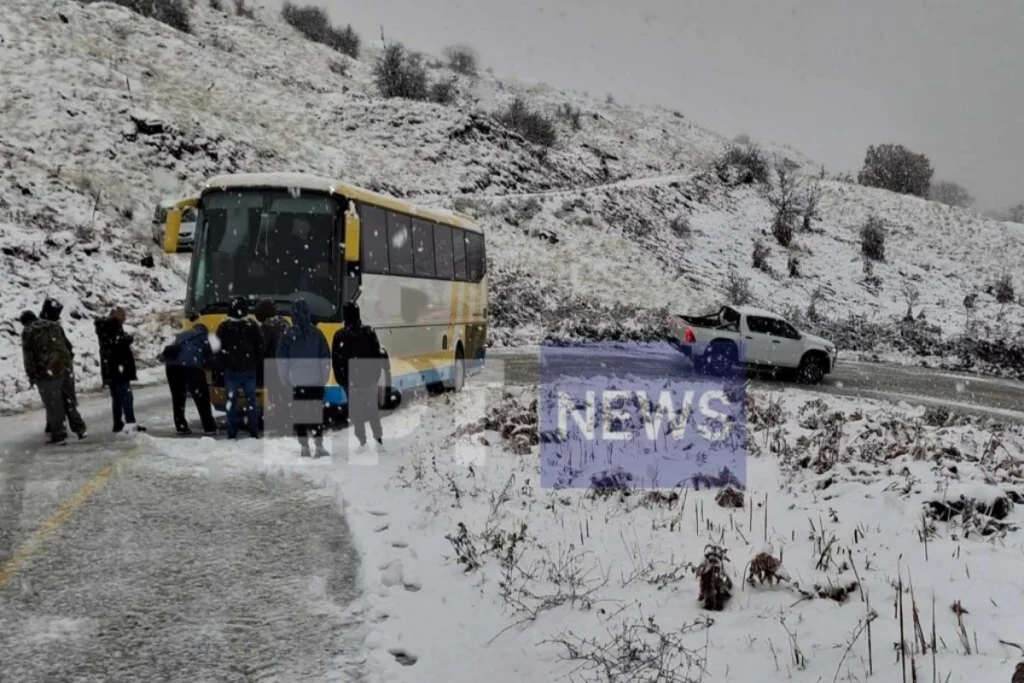 Κακοκαιρία Bora: Τουριστικό λεωφορείο κόλλησε στα χιόνια στην Καστοριά – Απεγκλωβίστηκαν 35 επιβάτες