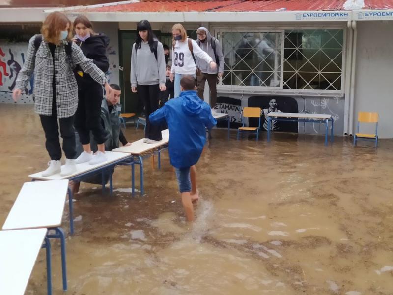 Σχολεία στο έλεος (και) της πλημμύρας – «Το θέμα δεν είναι αν, αλλά πότε θα γινει στραβή»