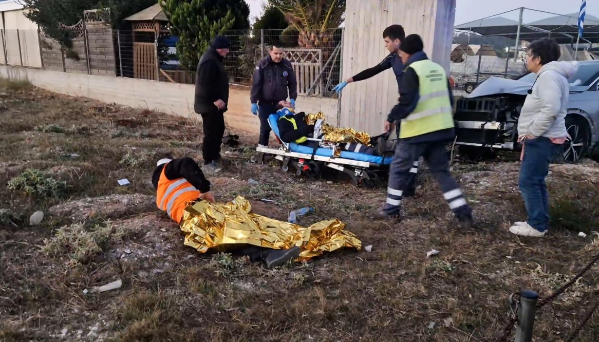 Σύγκρουση Ι.Χ. με απορριμματοφόρο στο Πόρτο Ράφτη - Τραυματίστηκαν δύο εργαζόμενοι του δήμου