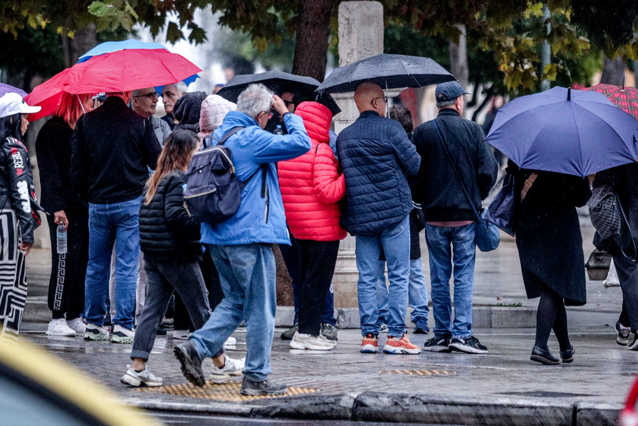 Βροχές και ισχυρές καταιγίδες σήμερα – Έντονα φαινόμενα και στην Αττική, ποιες περιοχές θα «ντυθούν» στα λευκά