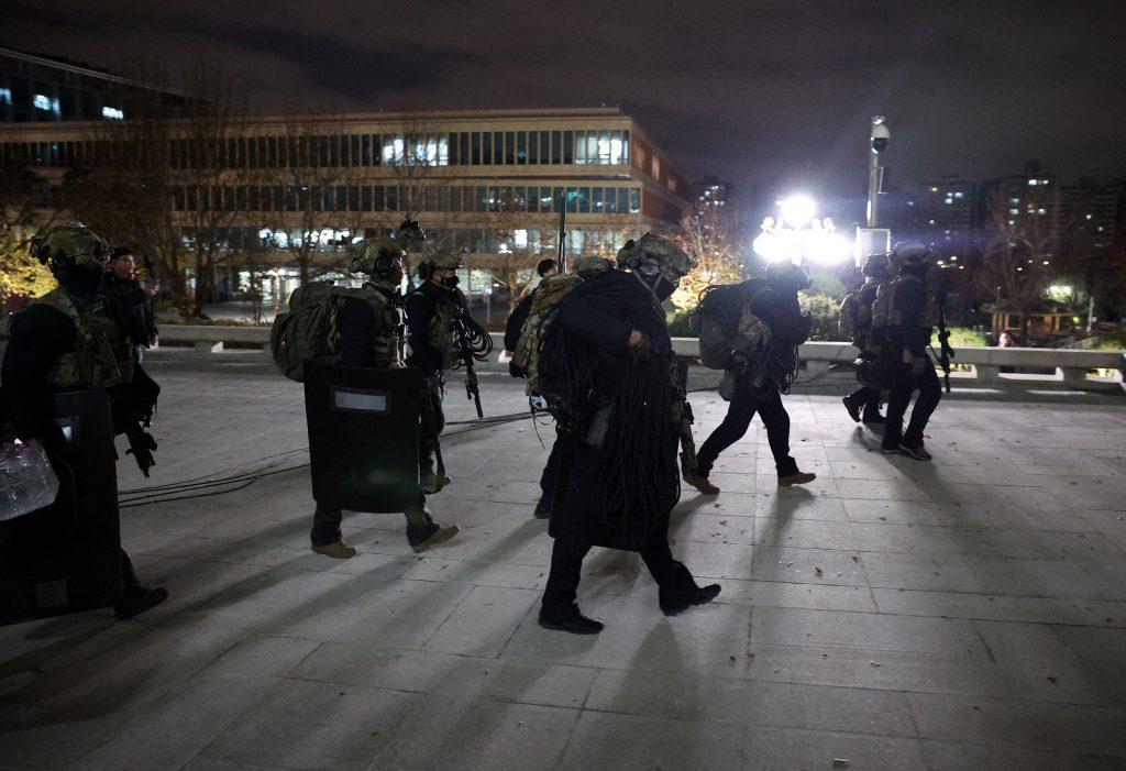 Στρατός στο κοινοβούλιο της Ν. Κορέας – Μπλόκο της αντιπολίτευσης στην εφαρμογή του στρατιωτικού νόμου