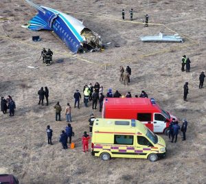 Συνετρίβη αεροπλάνο στο Καζακστάν με δεκάδες επιβαίνοντες: Υπάρχουν επιζώντες – Σοκαριστικό βίντεο από την πτώση