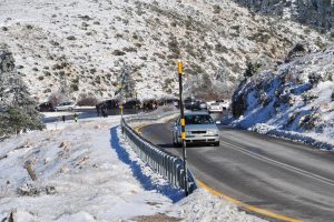 Συνεχίζονται τα προβλήματα στην Αττική – Διακόπηκε η κυκλοφορία στην Πάρνηθα