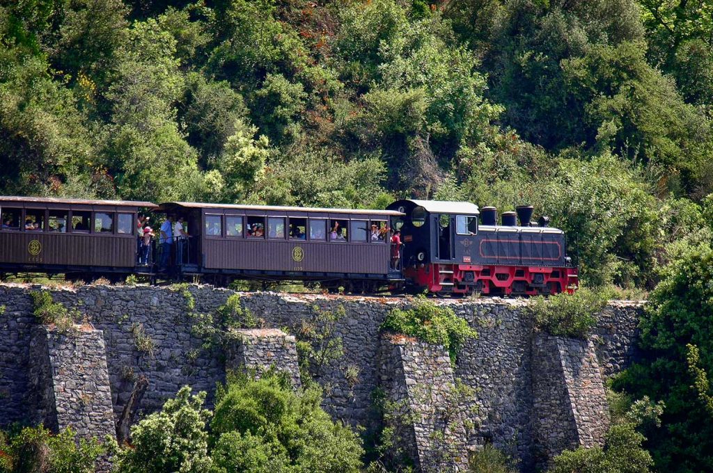 Εκτροχιάστηκε ο «Μουτζούρης» στο Πήλιο – Πώς συνέβη το ατύχημα