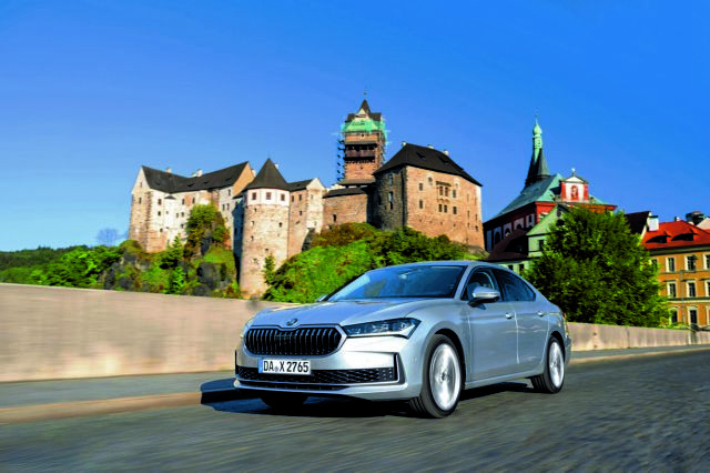 Η Skoda Superb σε υβριδική τροχιά