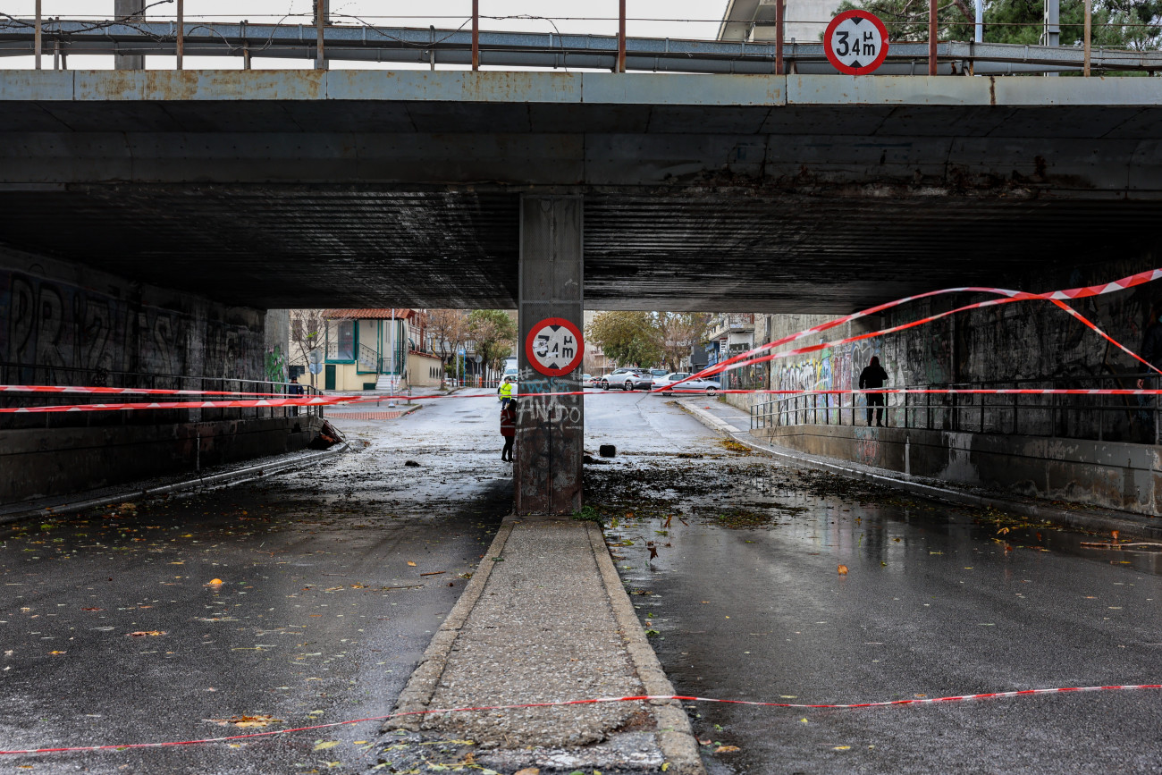 Γιαγιά και τα τρία εγγόνια της εγκλωβίστηκαν με αυτοκίνητό σε ρέμα