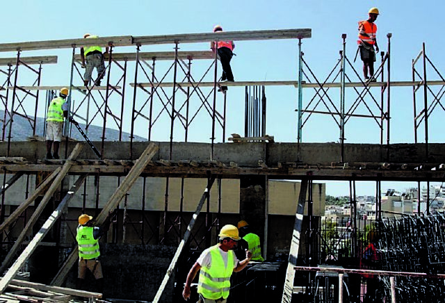 Στον αέρα 14.500 οικοδομικές άδειες