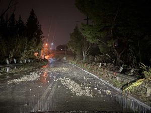 Προβλήματα από την ισχυρή καταιγίδα στο Αγρίνιο – Μήνυμα από το 112