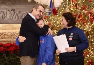 Αθλητές των Special Olympics έψαλαν τα κάλαντα στον Κυριάκο Μητσοτάκη