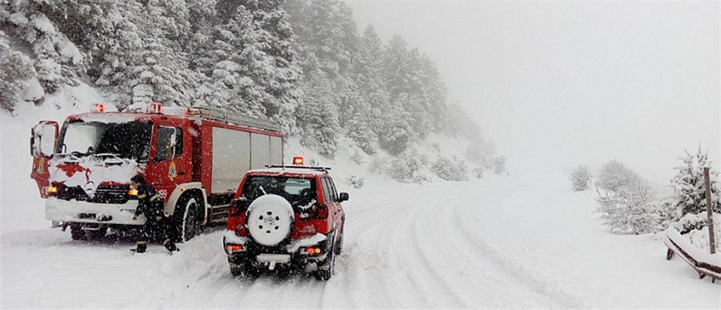 Λάρισα: Οχήματα εγκλωβίστηκαν σε ορεινά χωριά λόγω έντονης χιονόπτωσης