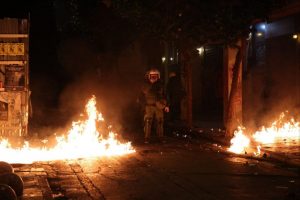 Βαριές κατηγορίες στους συλληφθέντες για τα επεισόδια μετά την πορεία για τον Γρηγορόπουλο στα Εξάρχεια