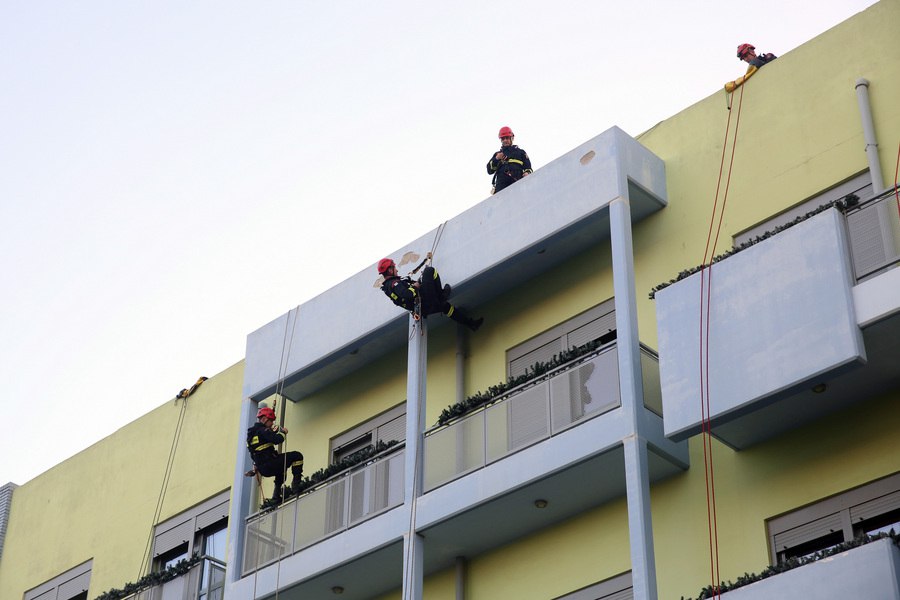 Πυροσβέστες σκόρπισαν χαρά και δώρα από… αέρος στα παιδιά της ογκολογικής μονάδας παίδων