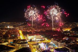 Δημοσκόπηση: Σύνταγμα ή Πεδίον Άρεως; – Τι επιλέγει ο κόσμος για το ρεβεγιόν