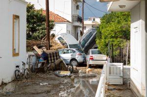 Κακοκαιρία Bora: Κατέρρευσε τμήμα εισόδου στο κτίριο του ΟΑΕΔ στη Ρόδο