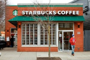 Απεργούν 5.000 εργαζόμενοι των Starbucks – «Το 98% των καταστημάτων έμειναν ανοιχτά», απαντά η εταιρεία