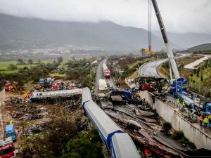 «Δεν έπρεπε να με αφήσουν μόνο στη βάρδια» υποστήριξε ο σταθμάρχης των Τεμπών