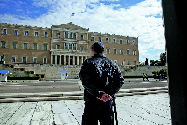 Γιατί συνελήφθη και δεύτερος αστυνομικός της Βουλής