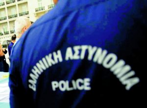 Υπό κράτηση για 11 αδικήματα ο αστυνομικός της Βουλής