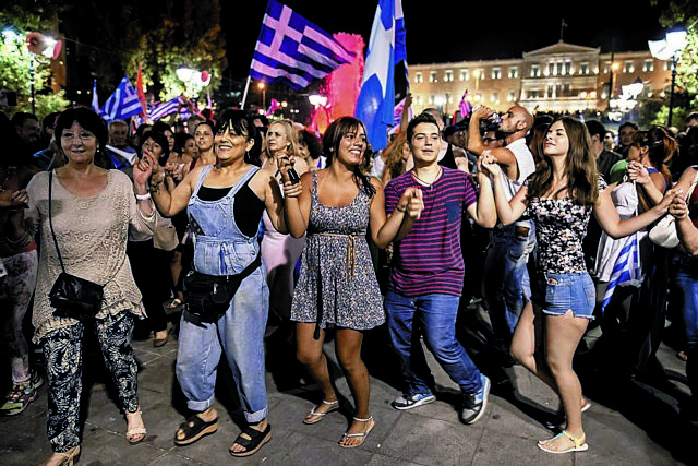 Από τις πολώσεις στο καθήκον της λήθης