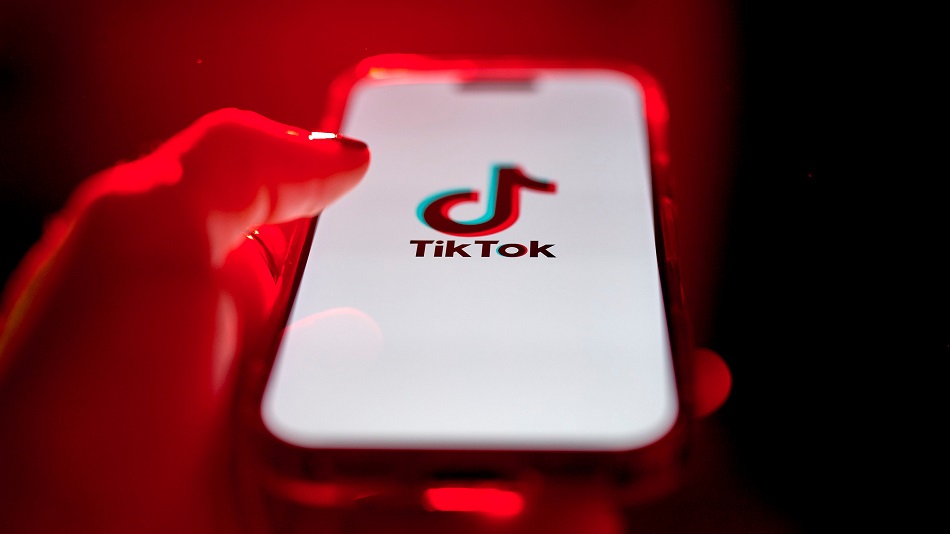 Το αμερικάνικο TikTok κατεβάζει ρολά και οι χρήστες τρέχουν στο Twitter