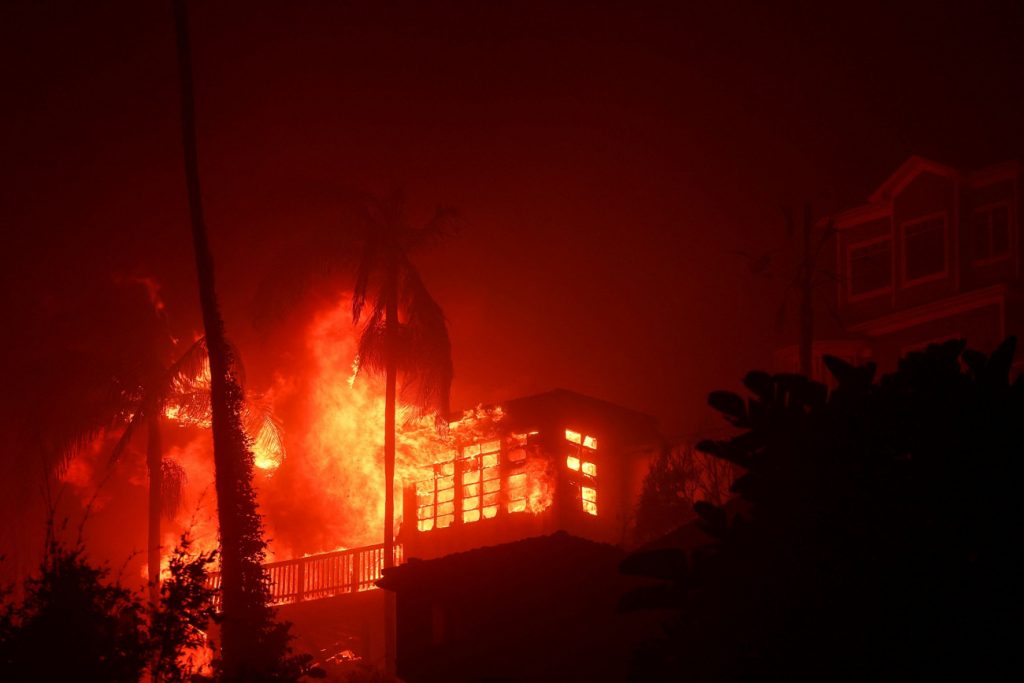 Το Χόλιγουντ καίγεται: Μπεν Άφλεκ, Τομ Χανκς και άλλοι σταρ εκκενώνουν τα σπίτια τους