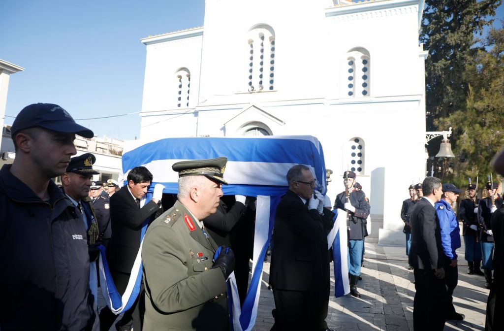 Το τελευταίο αντίο στον Κώστα Σημίτη – Ολοκληρώθηκε η ταφή στο Α’ Νεκροταφείο