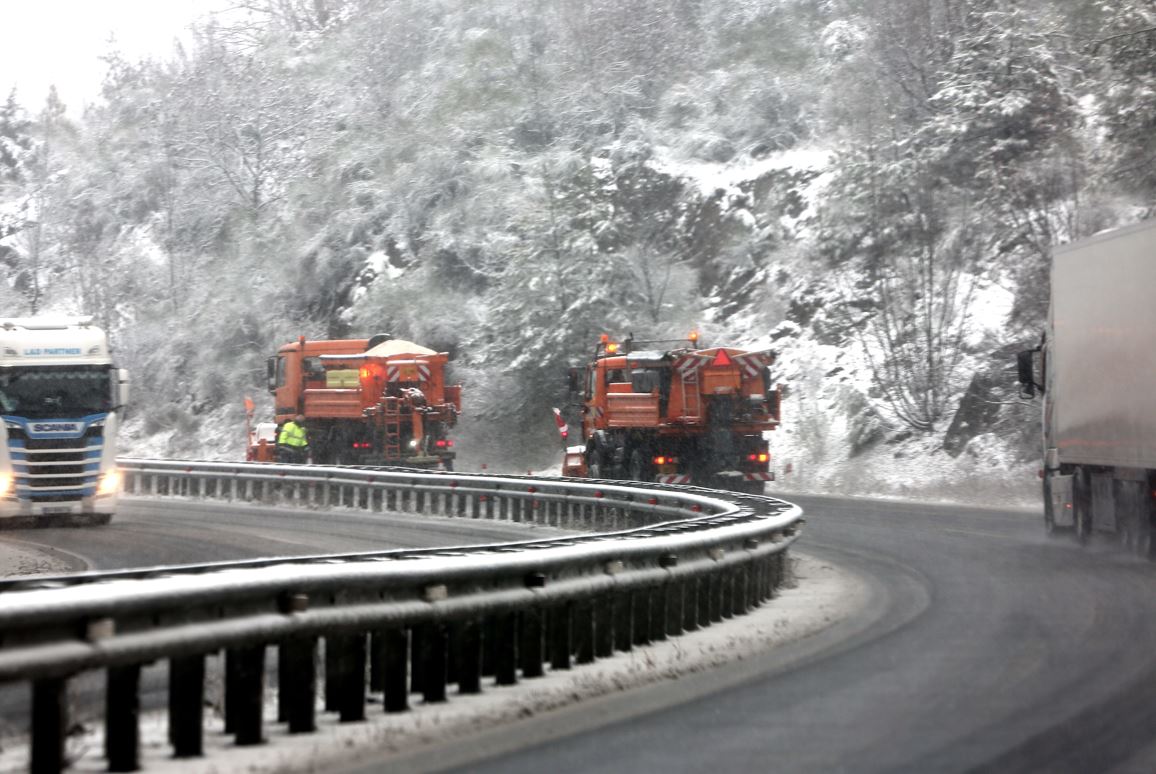 Στο έλεος της κακοκαιρίας η χώρα - Προβλήματα από τις χιονοπτώσεις και τις ισχυρές καταιγίδες