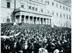 Η πλατεία που μας ενώνει (και μας χωρίζει)