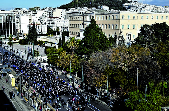 Μια τελετή με μέτρο και τέσσερις απουσίες