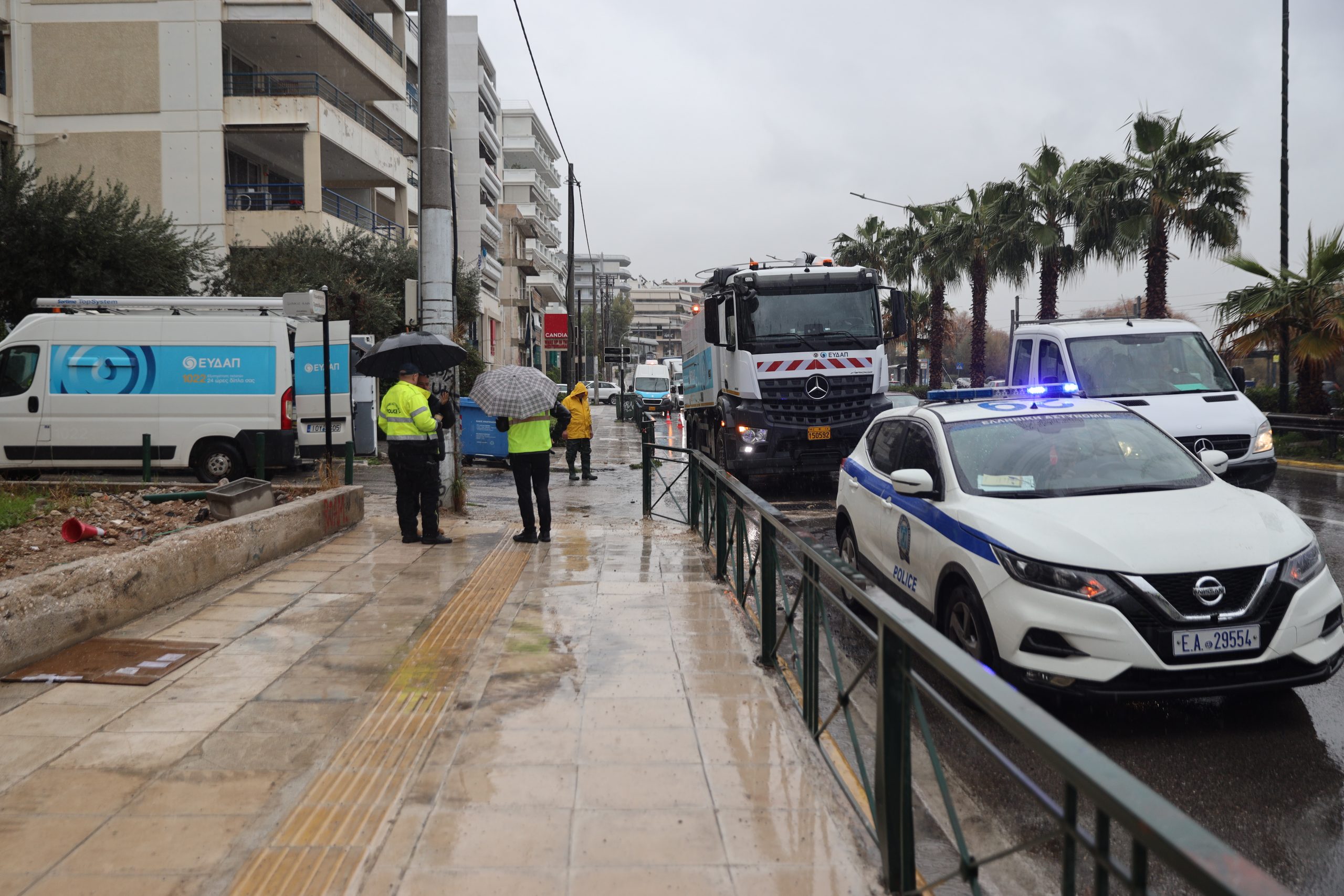 Πλημμύρισε η Ποσειδώνος μετά τη δυνατή βροχή - Διαρροή λυμάτων στο ύψος του Αλίμου