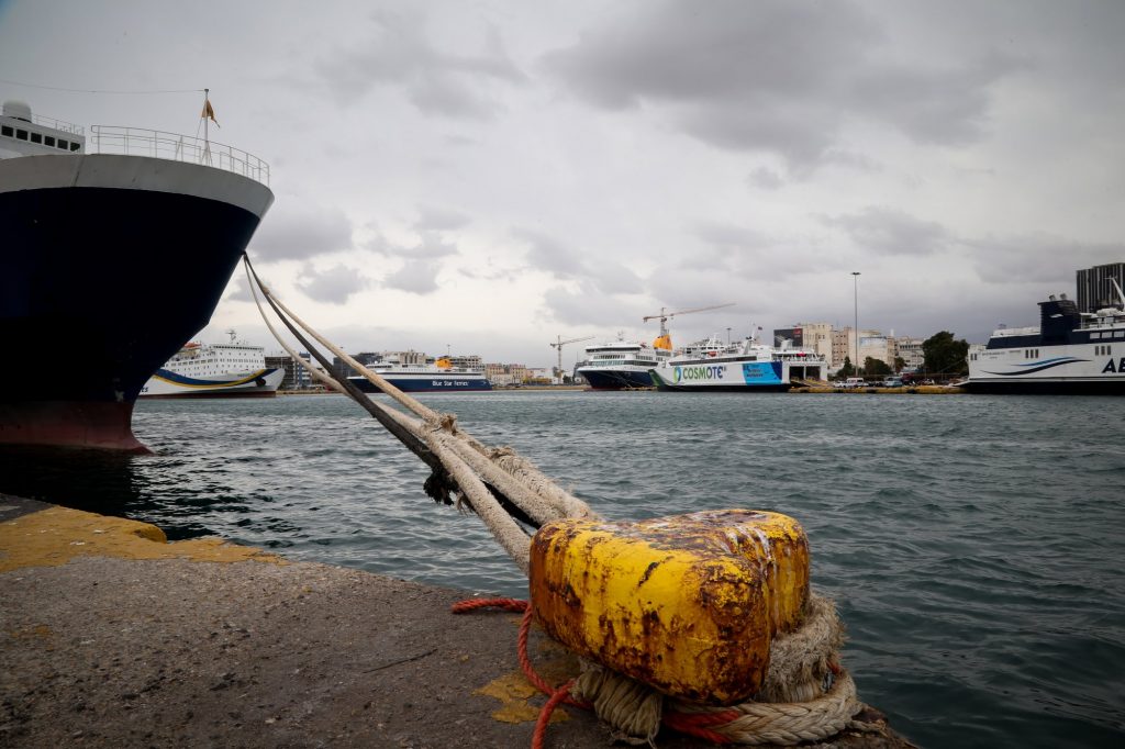 Δεμένα τα πλοία στα λιμάνια λόγω των θυελλωδών ανέμων