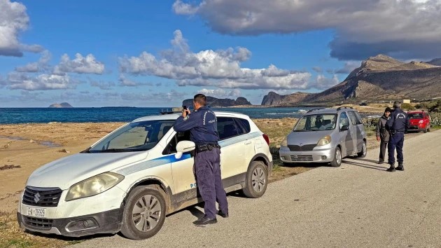 Χανιά: Έριξαν φόλες στη παραλία στα Φαλάσαρνα και πέθαναν τέσσερα σκυλιά