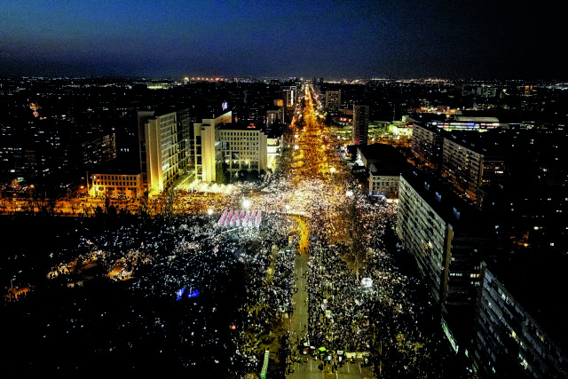 Χιλιάδες ενώνουν τις φωνές τους με τους         φοιτητές κατά της διαφθοράς και της αλαζονείας