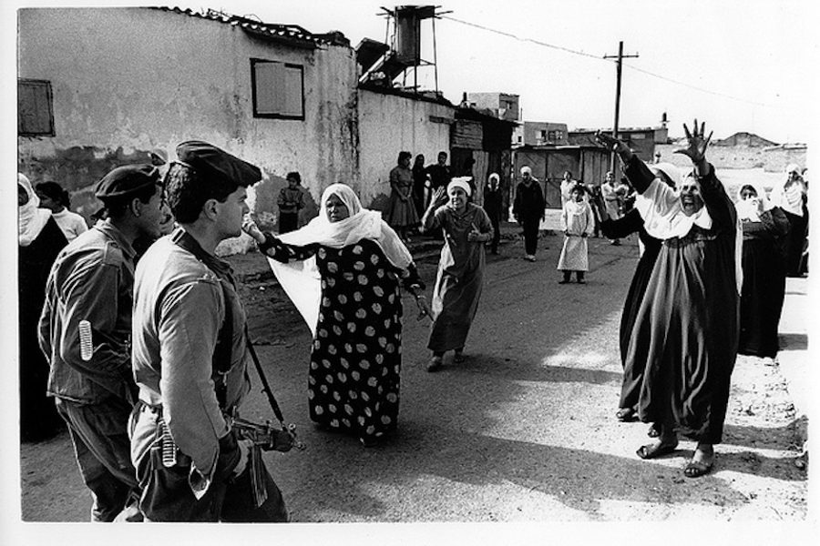 Το 1988 οι Παλαιστίνιες γυναίκες εκφράζουν περιφρόνηση προς τις IDF που ήταν τότε υπεύθυνες για τη σύλληψη και την κακομεταχείριση των Παλαιστινίων νέων (Robert Croma / Flickr)