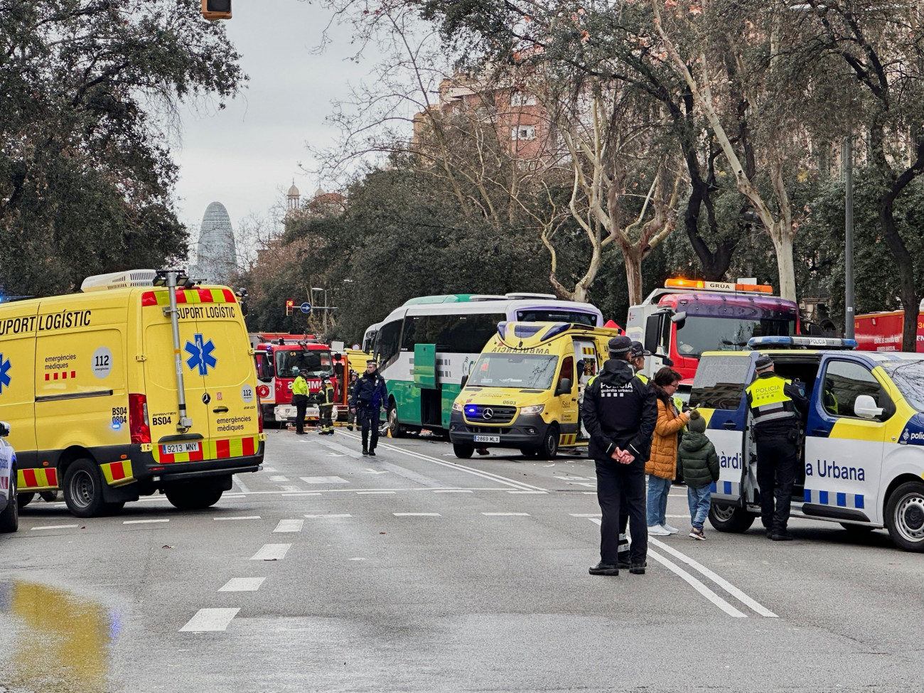 Βαρκελώνη: Σύγκρουση τουριστικών λεωφορείων – 50 τραυματίες, 4 βαριά [video]