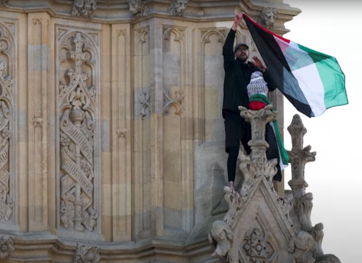 Άνδρας σκαρφάλωσε στο Big Ben με παλαιστινιακή σημαία