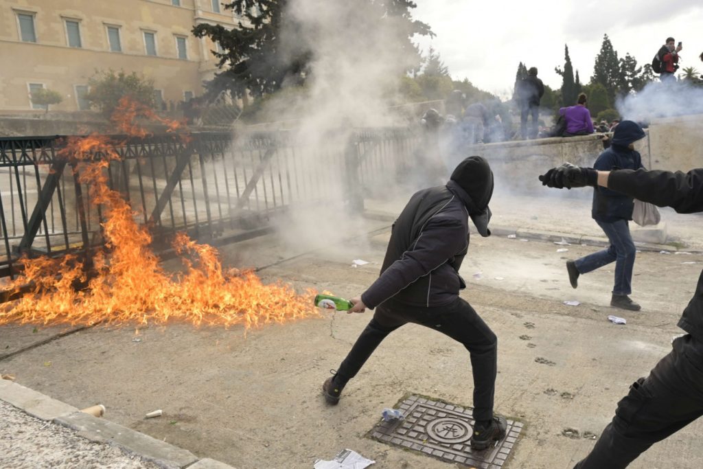 Τέμπη: Ποινική δίωξη για βαριά αδικήματα στους συλληφθέντες για τα επεισόδια στο κέντρο της Αθήνας